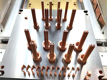 3D printed copper pin heat sinks on build plate for high power electronics cooling